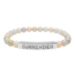 Esta es una pulsera de cuentas con SURRENDER en la barra de acero inoxidable